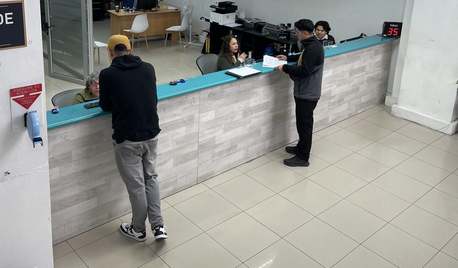 Atención de público en el mesón de la Cuarta Notaría de Copiapó