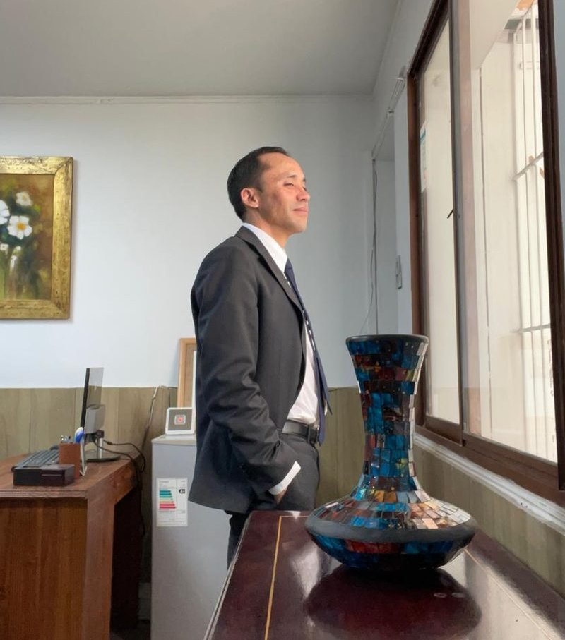 El notario Carlos Morales González en su oficina